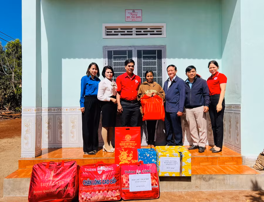 Các đơn vị bàn giao nhà và tặng quà cho bà Hẽm (ở giữa). Ảnh: P.L Các đơn vị bàn giao nhà và tặng quà cho bà Hẽm (ở giữa). Ảnh: P.L