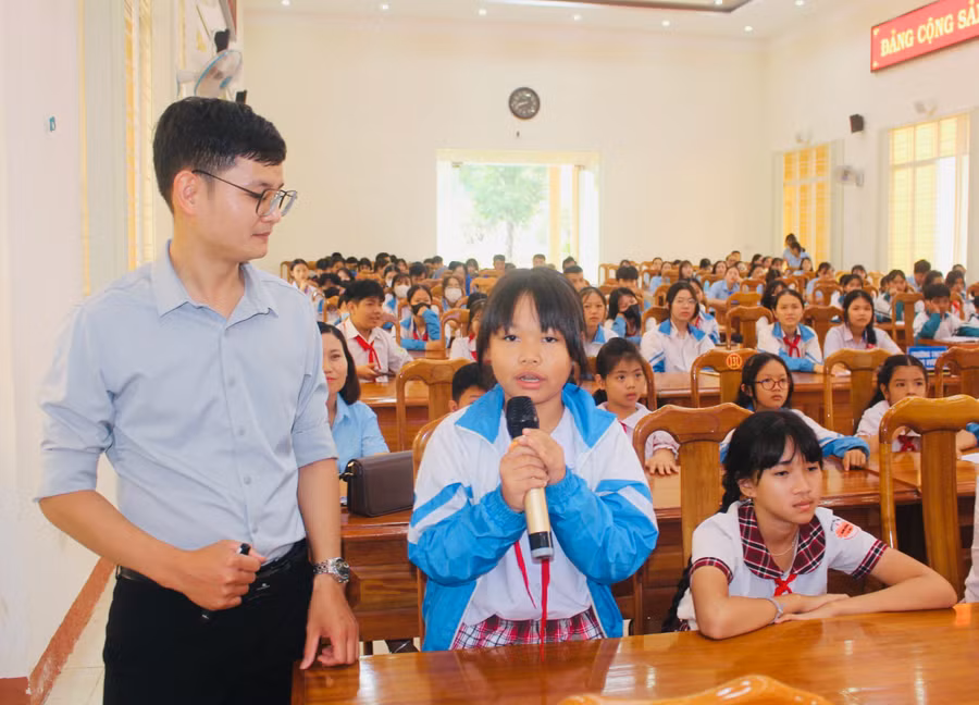Em Lê Tâm Như (lớp 5C, Trường Tiểu học Kim Đồng, huyện Ia Grai) trả lời câu hỏi liên quan tới Quyền trẻ em. Ảnh: P.L Em Lê Tâm Như (lớp 5C, Trường Tiểu học Kim Đồng, huyện Ia Grai) trả lời câu hỏi liên quan tới Quyền trẻ em. Ảnh: P.L