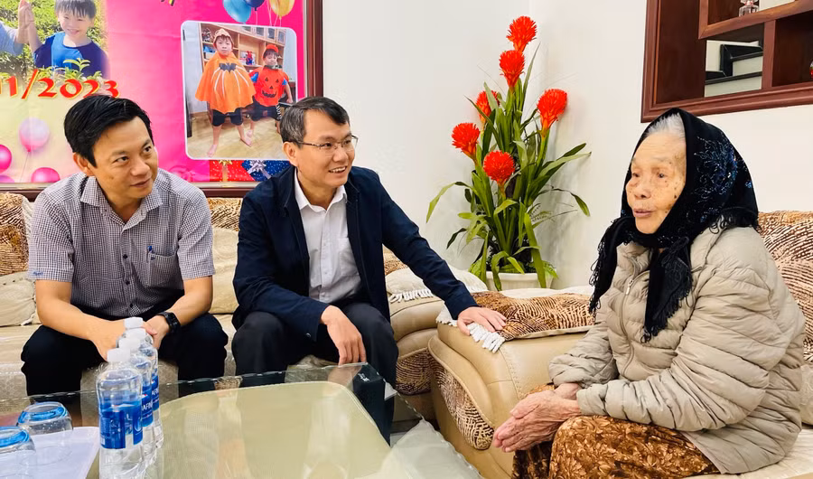 Đoàn công tác của Thành ủy-HĐND-UBND-Ủy ban MTTQ Việt Nam TP. Pleiku đến thăm, chúc Tết Mẹ Việt Nam Anh hùng Lê Thị Thọ. Ảnh: P.L