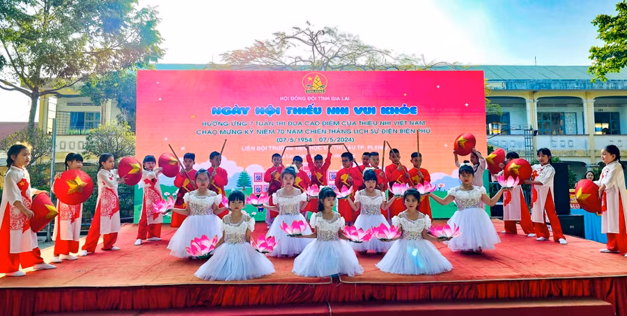 Các em thiếu nhi Trường Tiểu học Võ Thị Sáu biểu diễn văn nghệ tại Ngày hội Thiếu nhi vui khỏe. Ảnh: P.L