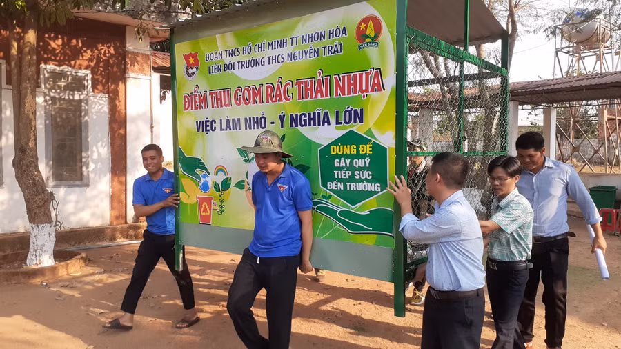 Đoàn Thanh niên-Hội LHTN Việt Nam thị trấn Nhơn Hòa trao tặng công trình "Điểm thu gom rác thải nhựa" cho Trường THCS Nguyễn Trãi. Ảnh: M.N