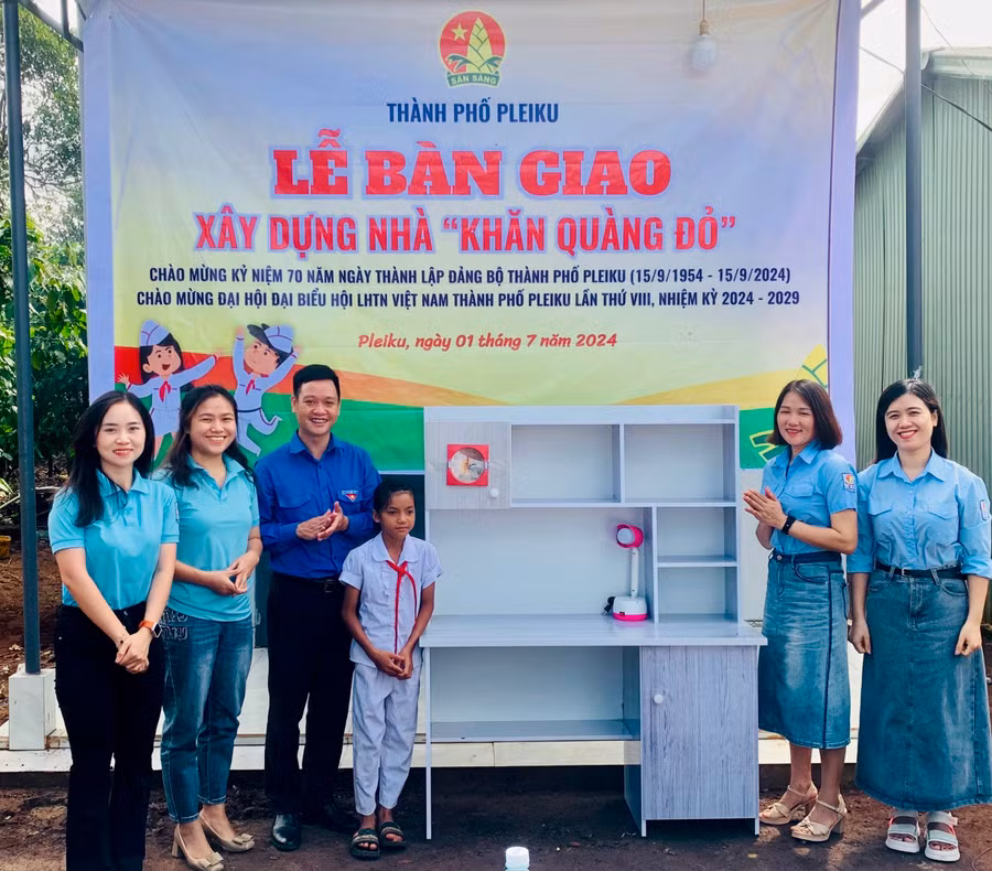 Hội đồng Đội TP. Pleiku phối hợp cùng Câu lạc bộ Cánh én hồng TP. Pleiku bàn giao nhà Khăn quàng đỏ cho em Ksor Tuyết. Ảnh: M.N