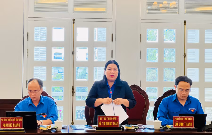 Bí thư Tỉnh Đoàn Hà Thị Giang Thảo (ở giữa) báo cáo kết quả công tác Đoàn và phong trào thanh thiếu nhi trong quý I-2024 tại buổi làm việc. Ảnh: P.L Bí thư Tỉnh Đoàn Hà Thị Giang Thảo (ở giữa) báo cáo kết quả công tác Đoàn và phong trào thanh thiếu nhi trong quý I-2024 tại buổi làm việc. Ảnh: P.L