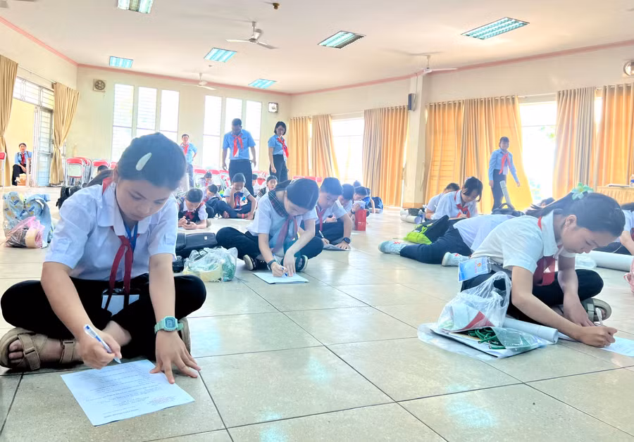 Các thí sinh tham gia phần thi trắc nghiệm kiến thức. Ảnh: P.L