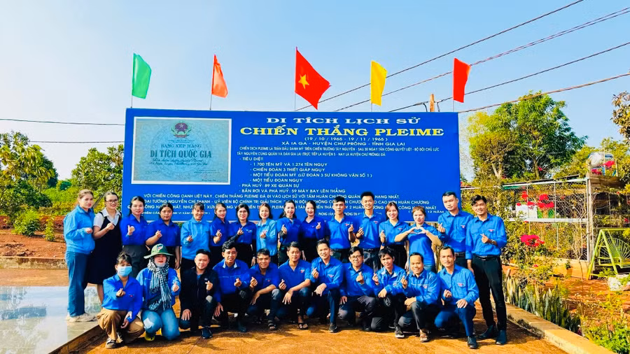 Tuổi trẻ huyện Chư Prông hành trình về nguồn, thăm Di tích lịch sử chiến thắng Pleime. Ảnh: Siu H'Tuyết