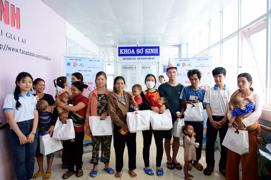 Nhóm từ thiện Fly To Sky tặng quà cho bệnh nhân đang điều trị tại Bệnh viện Nhi tỉnh Gia Lai. Ảnh: M.N