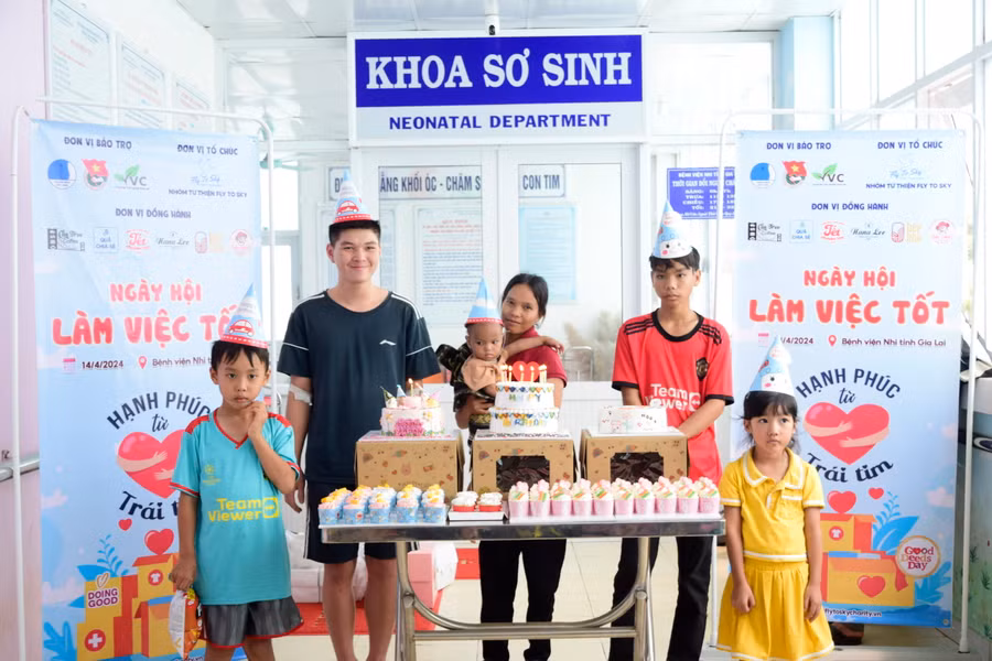 Nhóm từ thiện Fly To Sky tổ chức sinh nhật cho các bệnh nhi đang điều trị tại Bệnh viện Nhi tỉnh Gia Lai. Ảnh: M.N