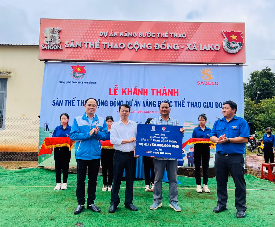 Lãnh đạo Tỉnh Đoàn, Công ty cổ phần Thương mại Bia Sài Gòn Tây Nguyên chi nhánh Gia Lai, Huyện Đoàn Chư Sê bàn giao công trình cho đại diện xã Ia Ko. Ảnh: M.N