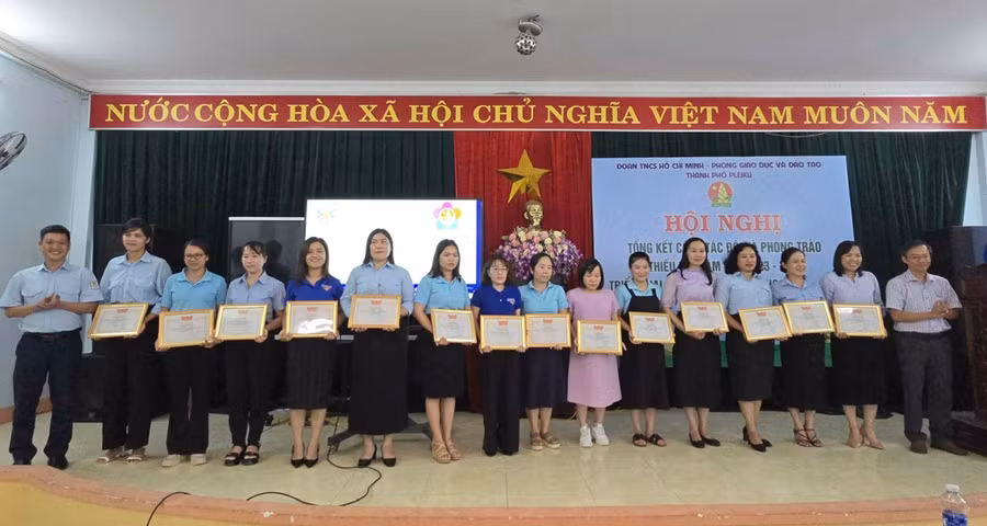 14 tập thể được nhận giấy khen của Ban Chấp hành Thành Đoàn Pleiku vì có thành tích xuất sắc trong công tác Đội và phong trào thiếu nhi năm học 2023-2024. Ảnh: M.N 14 tập thể được nhận giấy khen của Ban Chấp hành Thành Đoàn Pleiku vì có thành tích xuất sắc trong công tác Đội và phong trào thiếu nhi năm học 2023-2024. Ảnh: M.N