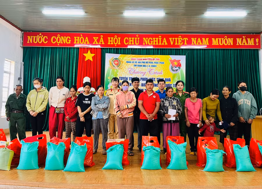 Đại diện các tổ chức Đoàn trực thuộc Đoàn Thanh niên Công an tỉnh Gia Lai tặng quà cho người dân xã Ia Chía (huyện Ia Grai). Ảnh: P.L