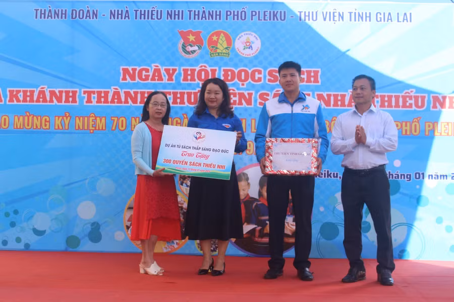 Các đơn vị tặng sách cho đơn vị Thành Đoàn Pleiku. Ảnh: M.N