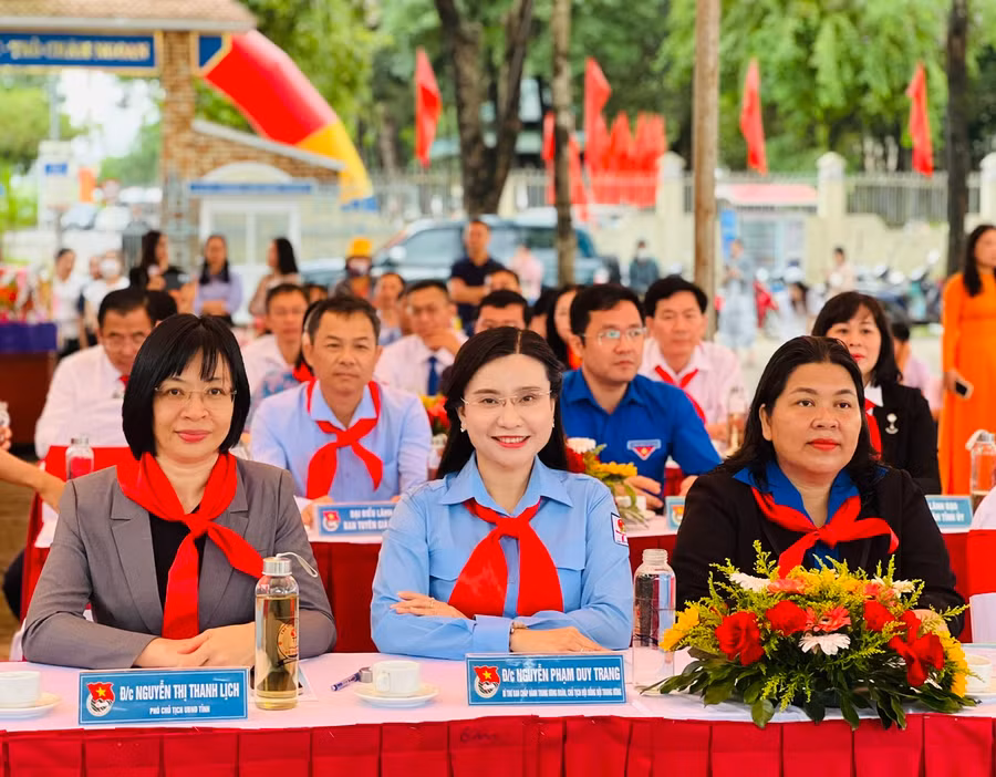 Bí thư Ban Chấp hành Trung ương Đoàn, Chủ tịch Hội Đồng Đội Trung ương Nguyễn Phạm Duy Trang (ở giữa) cùng Phó Chủ tịch UBND tỉnh Gia Lai (bìa trái), Bí thư Tỉnh Đoàn Hà Thị Giang Thảo (bìa phải) dự buổi lễ khai giảng và phát động chủ đề công tác Đội tại Trường Tiểu học Võ Thị Sáu. Ảnh: P.L