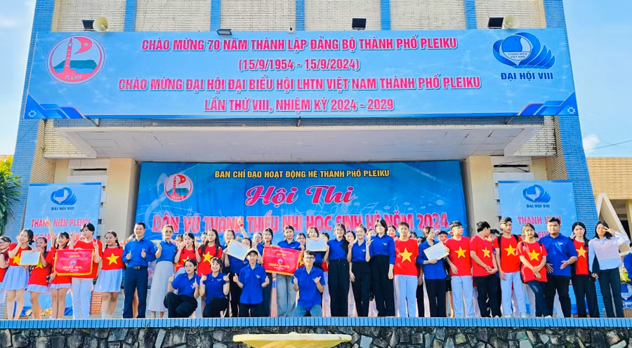 Hội thi dân vũ đã giúp thanh thiếu nhi trên địa bàn TP. Pleiku thắt chặt tình đoàn kết. Ảnh: M.N Hội thi dân vũ đã giúp thanh thiếu nhi trên địa bàn TP. Pleiku thắt chặt tình đoàn kết. Ảnh: M.N