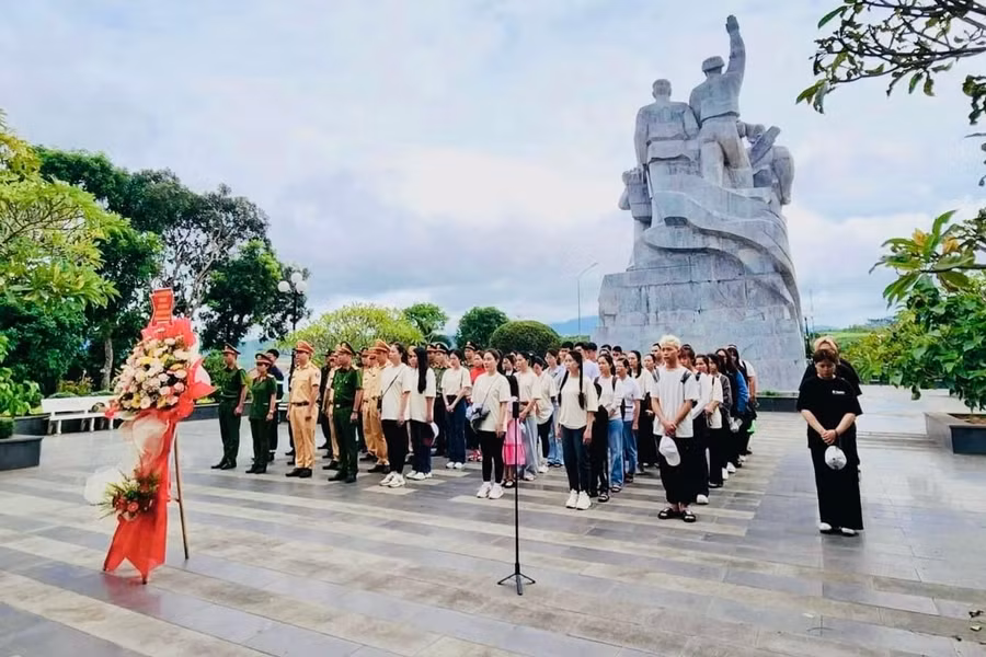 Các tổ chức Đoàn trực thuộc Đoàn Thanh niên Công an tỉnh dâng hương, dâng hoa tại Tượng đài chiến thắng Đak Pơ. Ảnh: T.H
