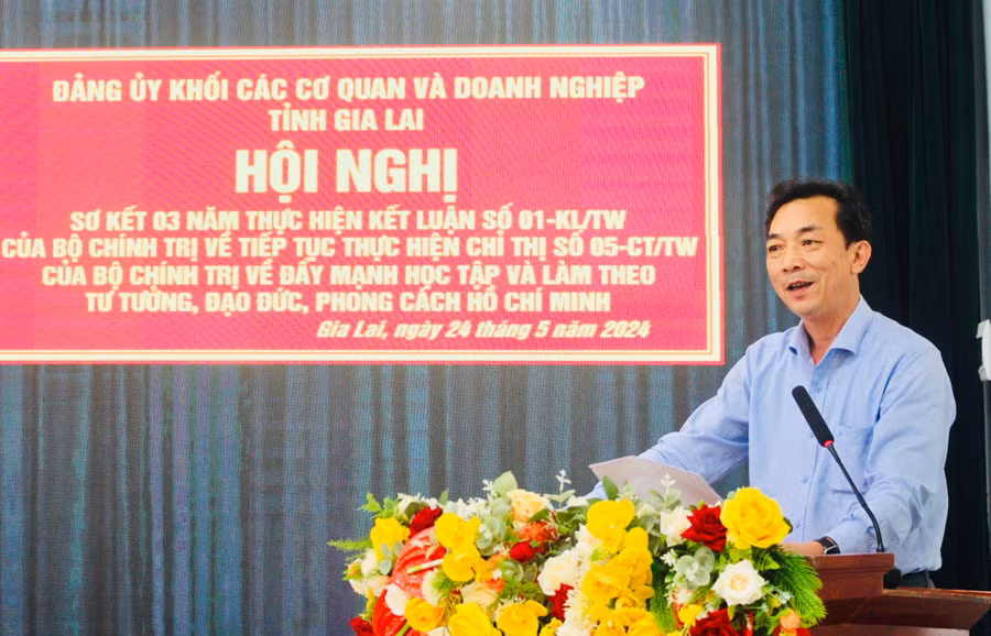 Phó Tổng Biên tập Báo Gia Lai Lương Văn Danh chia sẻ kết quả thực hiện Kết luận số 01 của Đảng bộ Báo Gia Lai tại hội nghị sơ kết. Ảnh: M.N