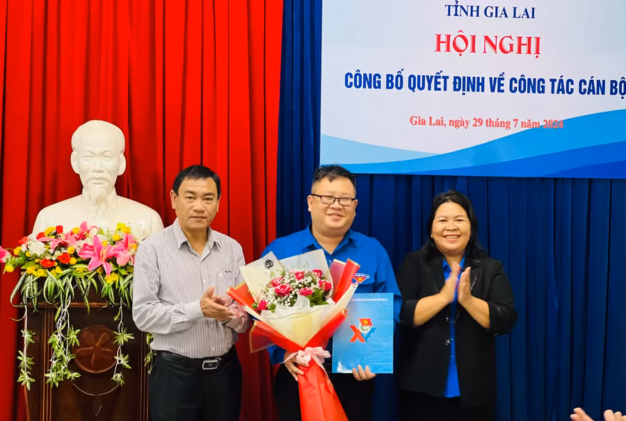 Bí thư Tỉnh Đoàn Hà Thị Giang Thảo và Phó Trưởng ban Tổ chức Tỉnh ủy Hoàng Minh Việt trao quyết định công nhận chức danh Phó Bí thư Tỉnh Đoàn Gia Lai cho anh Nguyễn Chí Hiếu (ở giữa). Ảnh: P.L