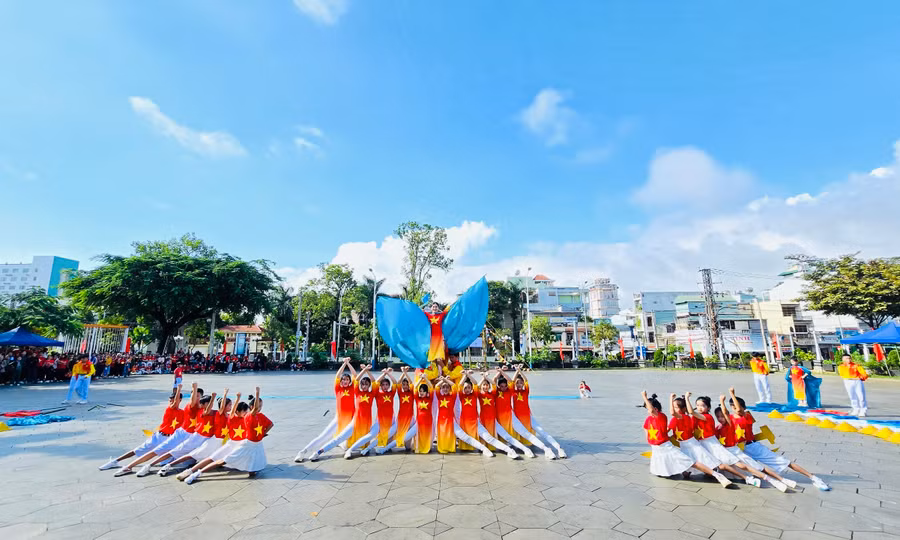 Phần trình diễn ấn tượng của đội thi xã Diên Phú. Ảnh: M.N Phần trình diễn ấn tượng của đội thi xã Diên Phú. Ảnh: M.N