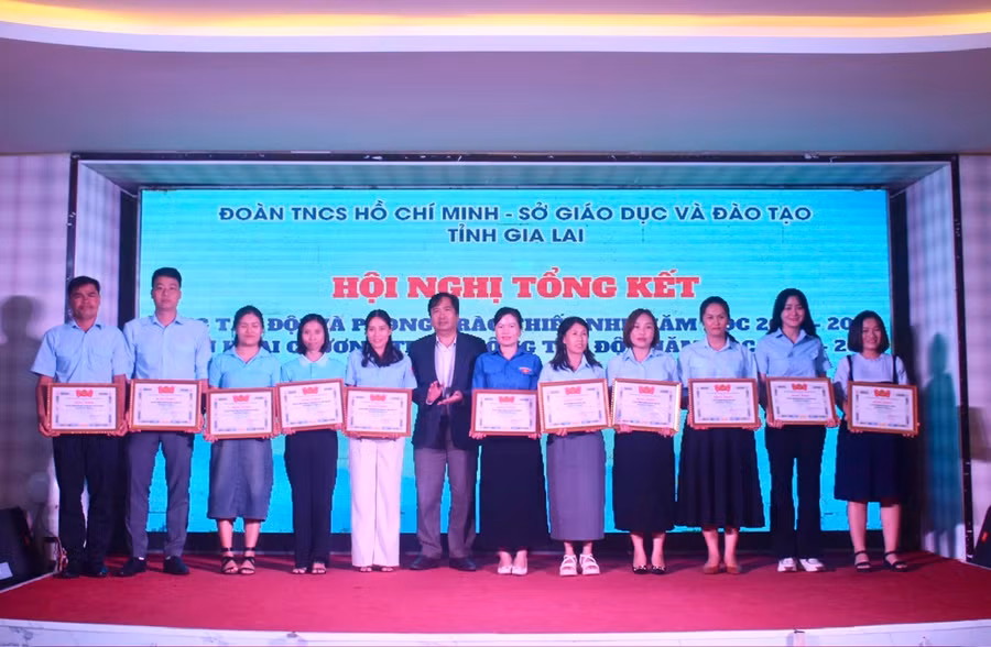 Ông Trần Bá Công (thứ 6 từ trái sang)-Phó Giám đốc Sở Giáo dục và Đào tạo trao bằng khen cho các tập thể có thành tích xuất sắc trong công tác Đội và phong trào thiếu nhi. Ảnh: M.N