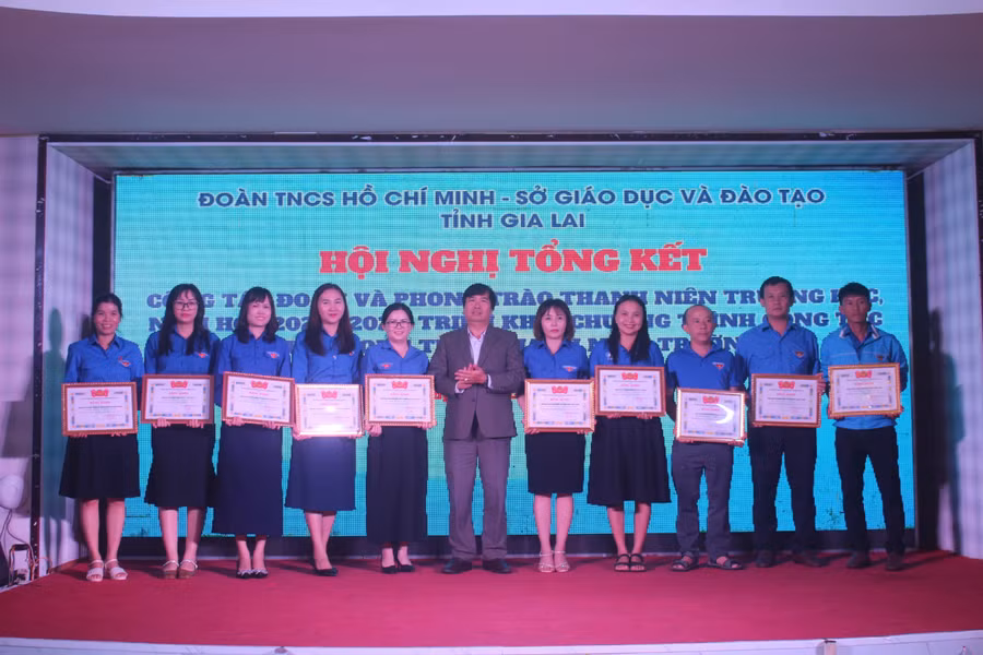 Ông Trần Bá Công (ở giữa)-Phó Giám đốc Sở Giáo dục và Đào tạo tỉnh tặng bằng khen của Ban Chấp hành Tỉnh Đoàn cho các tập thể có thành tích xuất sắc trong công tác Đoàn. Ảnh: P.L