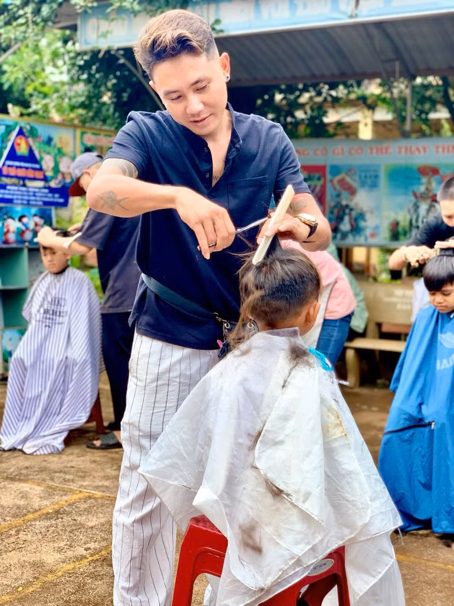 Anh Lê Xuân Sáng cắt tóc miễn phí cho trẻ em khó khăn. Ảnh: M.N