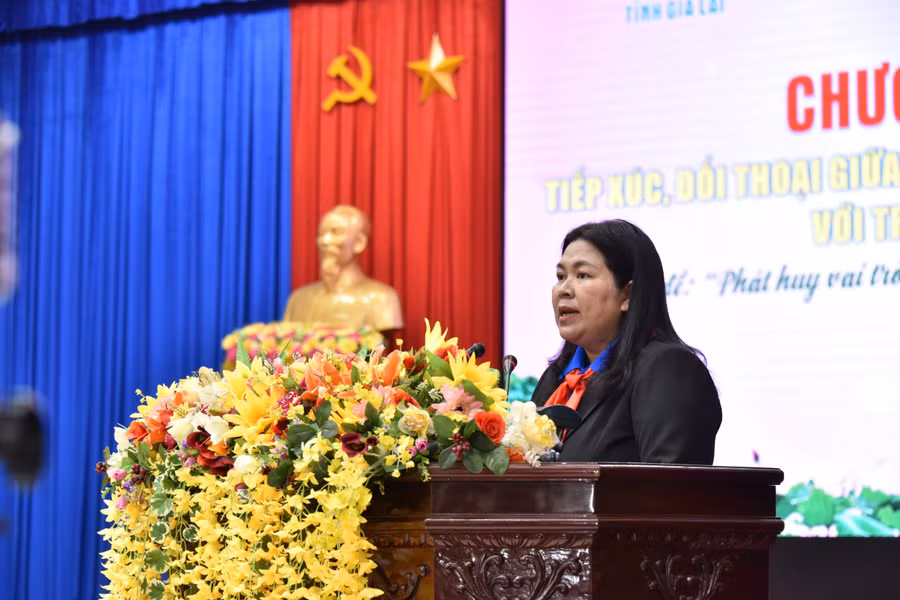Bí thư Tỉnh Đoàn Hà Thị Giang Thảo phát biểu khai mạc chương trình. Ảnh: Đ.T Bí thư Tỉnh Đoàn Hà Thị Giang Thảo phát biểu khai mạc chương trình. Ảnh: Đ.T