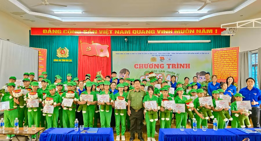 Ban tổ chức trao giấy chứng nhận hoàn thành chương trình Học làm chiến sĩ công an cho 57 chiến sĩ nhí. Ảnh: P.L