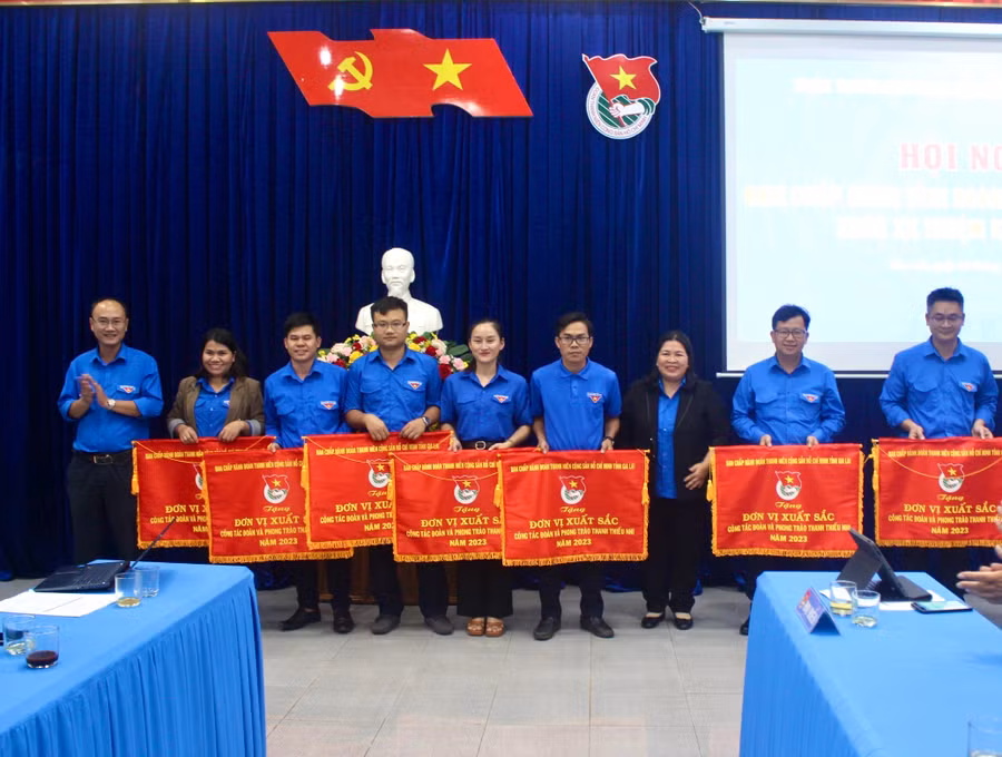Ban Chấp hành Tỉnh Đoàn tặng cờ thi đua cho các tập thể có thành tích xuất sắc trong công tác Đoàn và phong trào thanh thiếu nhi năm 2023. Ảnh: P.L Ban Chấp hành Tỉnh Đoàn tặng cờ thi đua cho các tập thể có thành tích xuất sắc trong công tác Đoàn và phong trào thanh thiếu nhi năm 2023. Ảnh: P.L