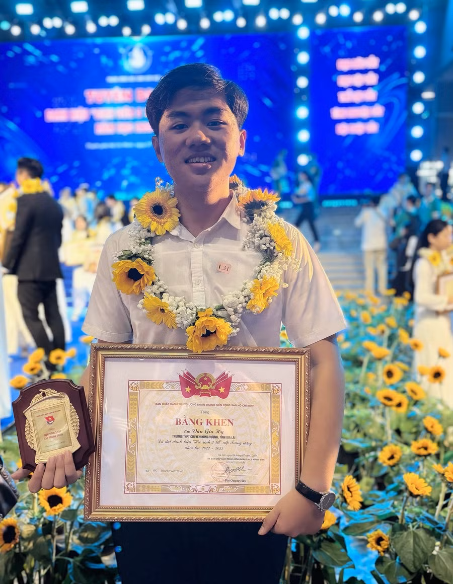 Em Văn Gia Hy được nhận bằng khen của Trung ương Đoàn TNCS Hồ Chí Minh. Ảnh: Cường Phạm