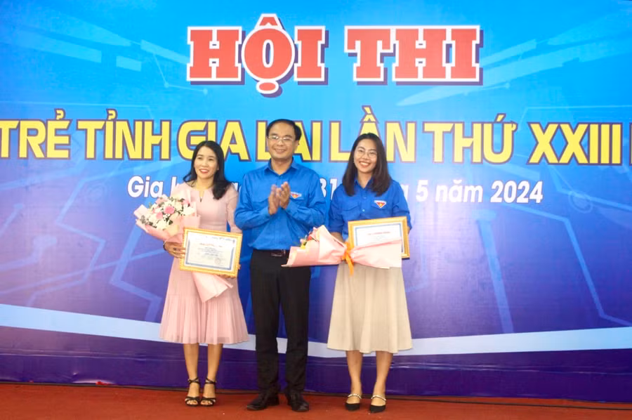 Phó Bí thư Tỉnh Đoàn Đỗ Đức Thanh (ở giữa) trao giải nhì toàn đoàn cho huyện Chư Păh và huyện Chư Sê. Ảnh: P.L