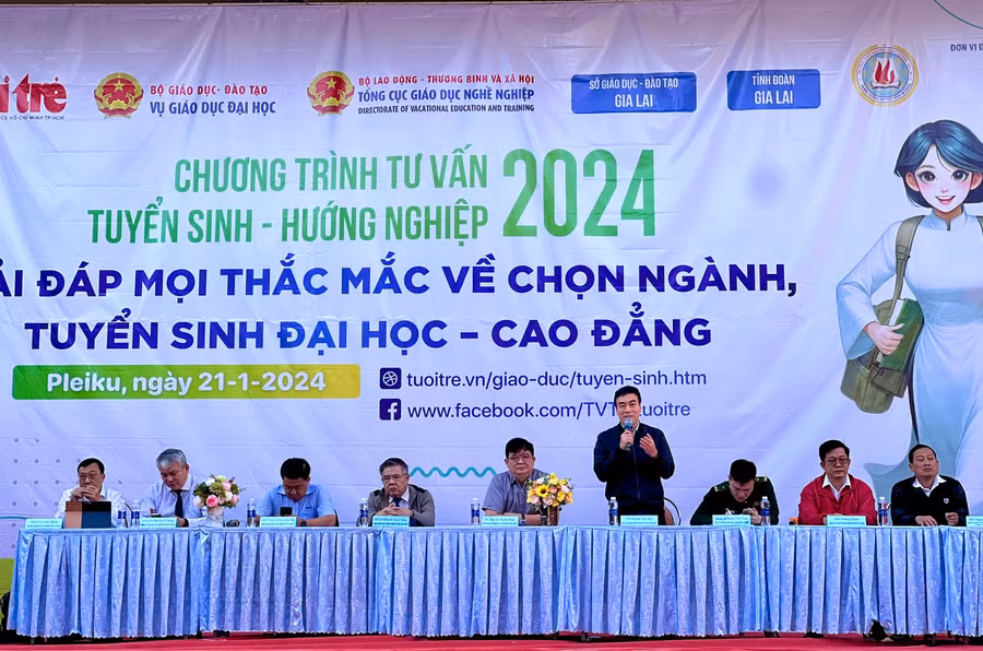 Ban tư vấn giải đáp thắc mắc của học sinh về kỳ thi tốt nghiệp THPT năm 2024. Ảnh: P.L Ban tư vấn giải đáp thắc mắc của học sinh về kỳ thi tốt nghiệp THPT năm 2024. Ảnh: P.L