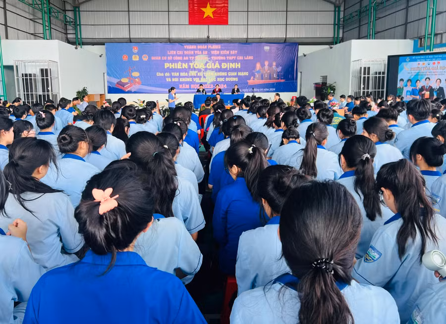 Quang cảnh phiên tòa giả định được tổ chức tại Trường THPT Chi Lăng. Ảnh: P.L Quang cảnh phiên tòa giả định được tổ chức tại Trường THPT Chi Lăng. Ảnh: P.L