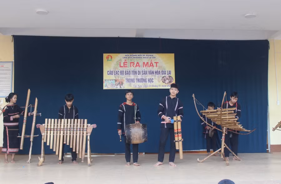 CLB “Bảo tồn di sản văn hóa Gia Lai trong trường học hòa tấu nhạc cụ dân tộc” hòa tấu nhạc cụ dân tộc. Ảnh: M.N CLB “Bảo tồn di sản văn hóa Gia Lai trong trường học hòa tấu nhạc cụ dân tộc” hòa tấu nhạc cụ dân tộc. Ảnh: M.N