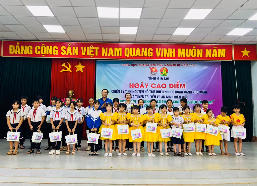Lãnh đạo Huyện ủy Ia Grai và Tỉnh Đoàn tặng quà cho thiếu nhi xã Ia Tô (huyện Ia Grai). Ảnh: M.N Lãnh đạo Huyện ủy Ia Grai và Tỉnh Đoàn tặng quà cho thiếu nhi xã Ia Tô (huyện Ia Grai). Ảnh: M.N