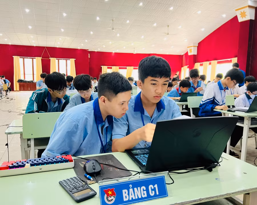 Các thí sinh dự thi bảng C1. Ảnh: P.L