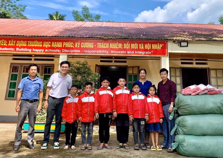 Anh Lê Văn Phúc (thứ 2 từ trái sang) tặng quà thiếu nhi huyện Bảo Yên (tỉnh Lào Cai). Ảnh: NVCC