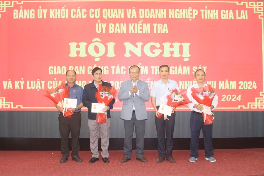Thừa ủy nhiệm của Ủy ban Kiểm tra Trung ương, Bí thư Đảng ủy Khối Huỳnh Minh Thuận (ở giữa) trao kỷ niệm chương các cá nhân có thành tích trong sự nghiệp kiểm tra của Đảng. Ảnh: P.L
