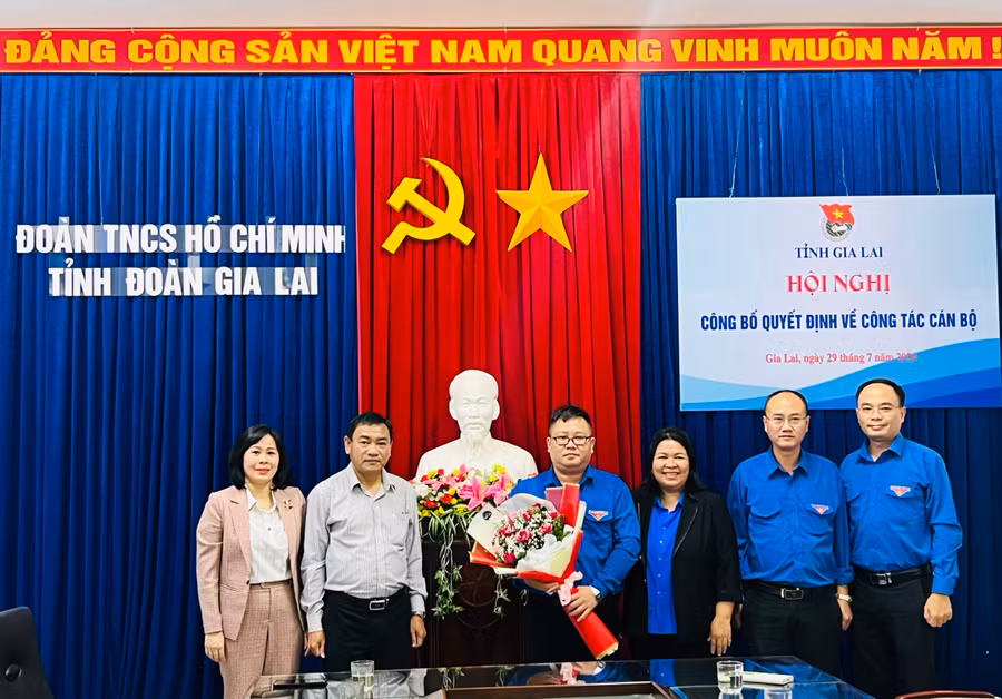 Lãnh đạo Ban Tổ chức Tỉnh ủy, Ban Dân vận Tỉnh ủy cùng Thường trực Tỉnh Đoàn tặng hoa chúc mừng tân Phó Bí thư Tỉnh Đoàn Nguyễn Chí Hiếu (thứ 3 từ trái sang). Ảnh: P.L