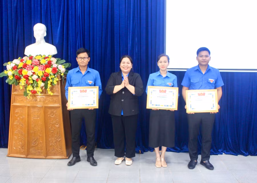 Bí thư Tỉnh Đoàn Hà Thị Giang Thảo (thứ 2 từ trái qua) trao bằng khen của Ban Chấp hành Tỉnh Đoàn cho các tập thể có thành tích xuất sắc tại cuộc thi. Ảnh: M.N