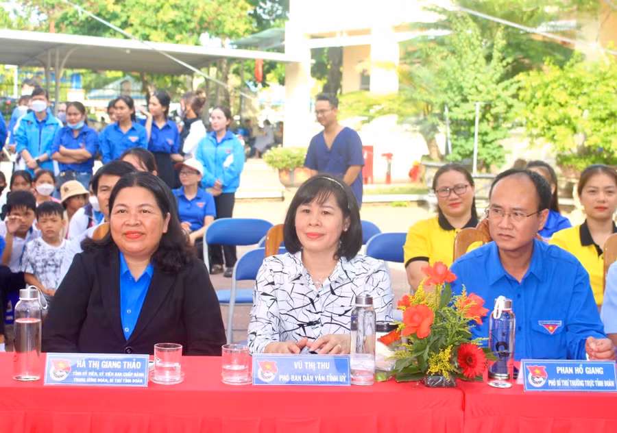 Các đại biểu tham dự lễ ra quân chiến dịch. Ảnh: P.L