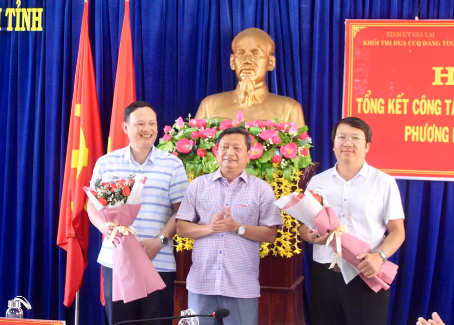 Đồng chí Ngô Khắc Ngọc-Hiệu trưởng Trường Chính trị tặng hoa chúc mừng các đơn vị Trưởng khối, phó khối thi đua các Cơ quan Đảng tỉnh năm 2024. Ảnh: P.L
