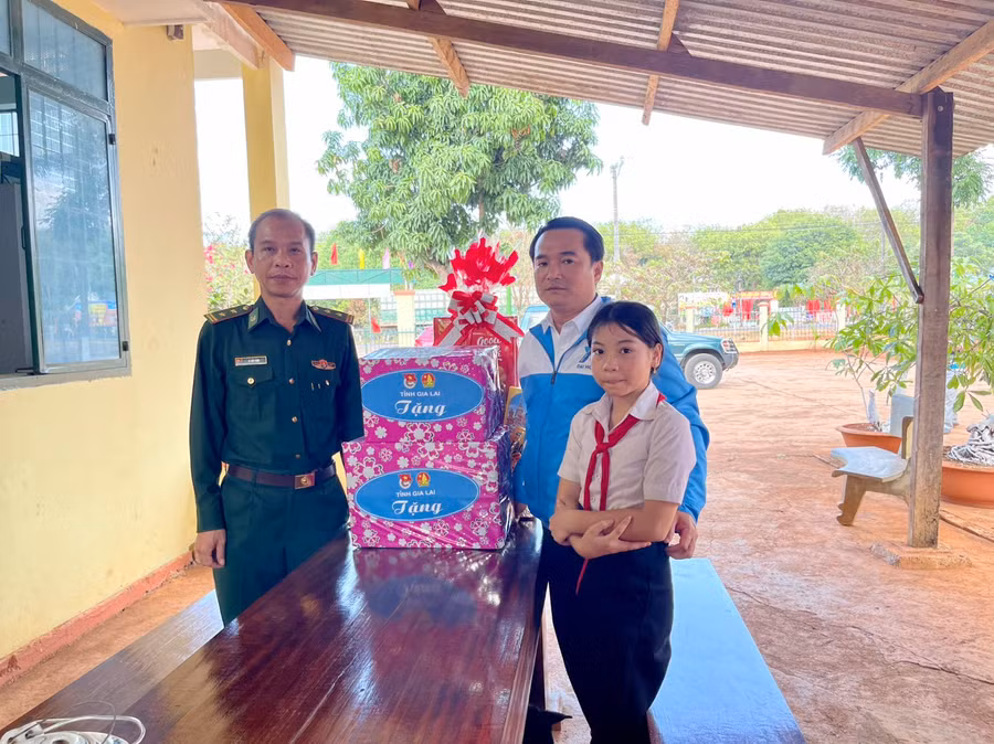 Tỉnh Đoàn Gia Lai thăm, chúc Tết đội công tác địa bàn Đồn Biên phòng Ia O. Ảnh: P.L