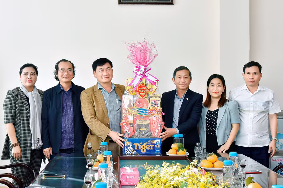 Trưởng ban Tuyên giáo Tỉnh ủy Huỳnh Thế Mạnh (thứ 3 từ phải qua) chúc Tết Báo Gia Lai nhân dịp Tết Nguyên đán Giáp Thìn. Ảnh: Đức Thụy
