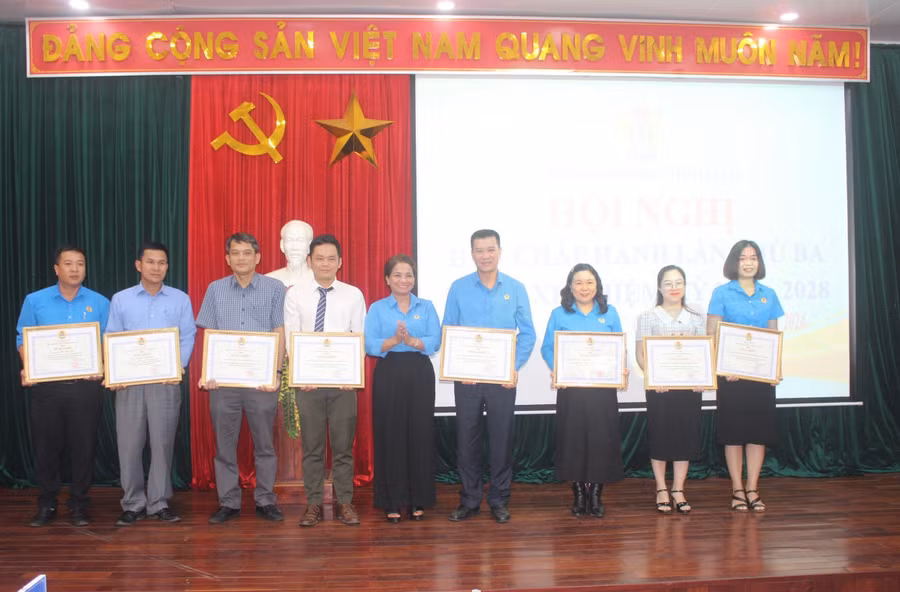 Bà Rơ Lan Nga (ở giữa)-Phó Chủ tịch Liên đoàn Lao động tỉnh tặng bằng khen cho các tập thể có thành tích xuất sắc trong phong trào thi đua, hoạt động năm 2023. Ảnh: P.L