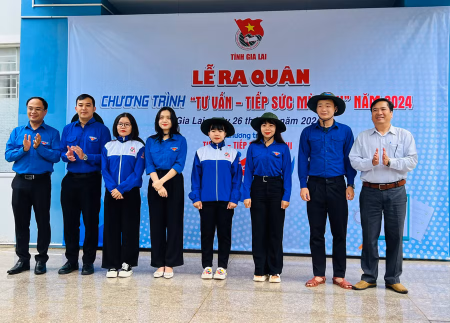 Lãnh đạo Sở Giáo dục và Đào tạo, Tỉnh Đoàn tặng quà động viên các tình nguyện viên tham gia chương trình Tư vấn-Tiếp sức mùa thi năm 2024. Ảnh: P.L