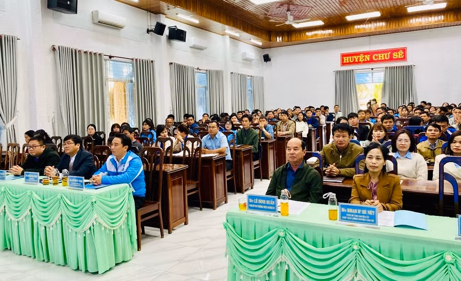 Các đại biểu tham dự hội nghị sơ kết. Ảnh: Khắc Long