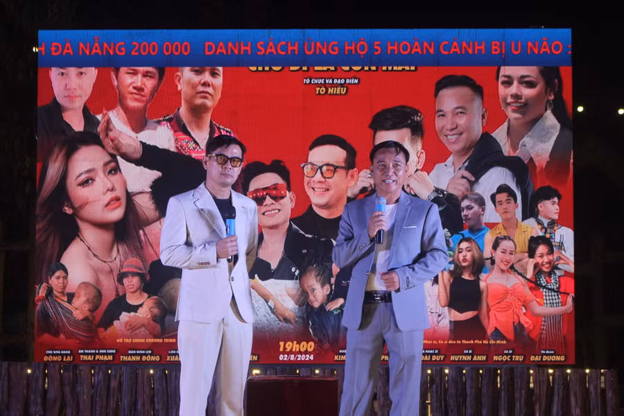 Nhạc sĩ Tô Hiếu (bìa phải) tổ chức đêm nhạc gây quỹ giúp đỡ thiếu nhi bị bệnh hiểm nghèo ở huyện Đak Đoa. Ảnh: P.L