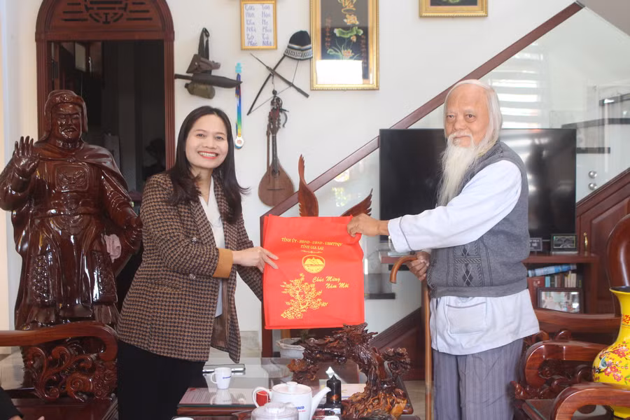 Phó Trưởng đoàn Đại biểu Quốc hội tỉnh Siu Hương (bìa trái) chúc Tết đồng chí Trần Xuân Hải (bìa phải). Ảnh: P.L