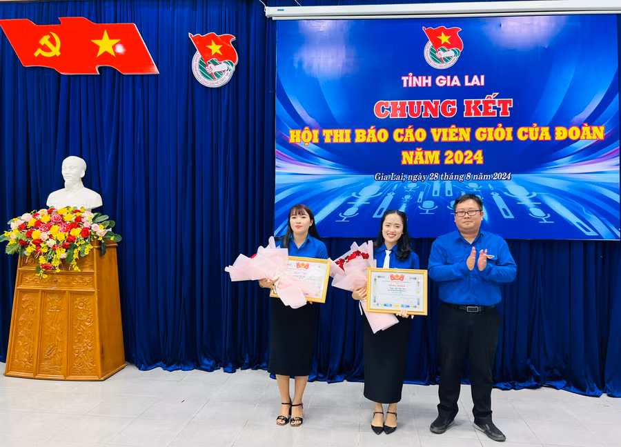 Chị Trần Thị Thu Hà (ở giữa) là 1 trong 2 thí sinh đạt giải nhì hội thi báo cáo viên giỏi của Đoàn. Ảnh: M.N