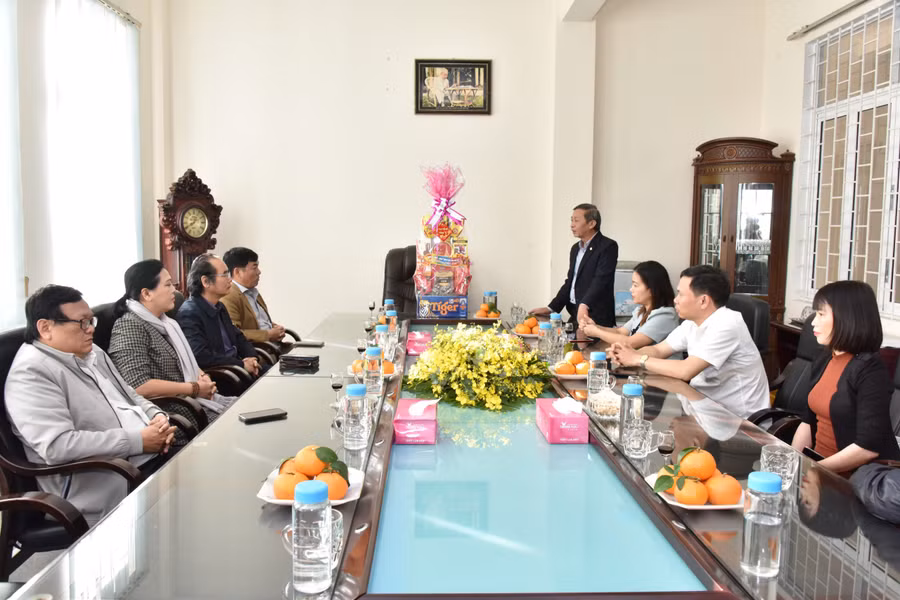 Đoàn công tác của Tỉnh ủy do Trưởng ban Tuyên giáo Tỉnh ủy Huỳnh Thế Mạnh làm trưởng đoàn đến thăm, chúc mừng Báo Gia Lai nhân dịp Tết Nguyên đán Giáp Thìn 2024. Ảnh: Đ.T