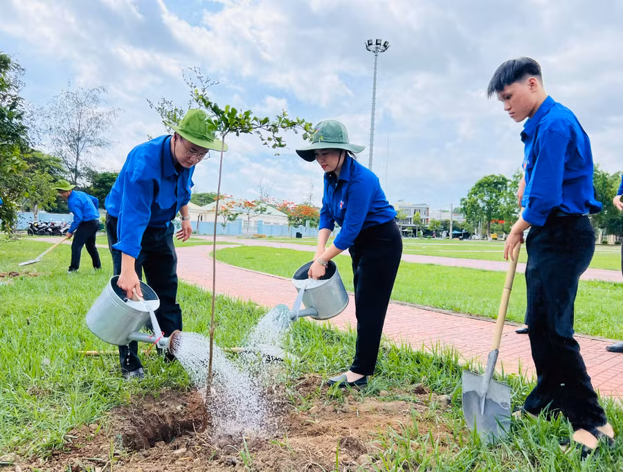 Các đại biểu cùng đoàn viên, thanh niên trồng cây xanh tại thị xã Ayun Pa. Ảnh: P.L